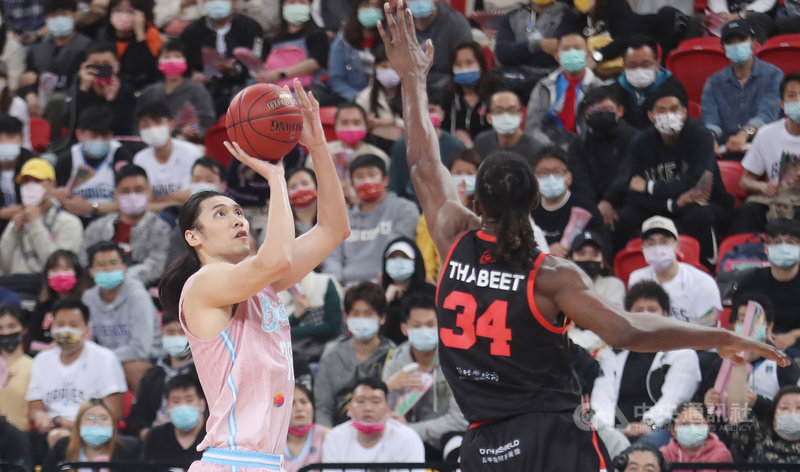 台灣職籃聯盟P. LEAGUE+(簡稱PLG)賽程持續展開,台北富邦勇士隊7日晚間在主場以109比105擊敗新竹街口攻城獅隊,富邦曾文鼎(粉衣)拿下15分、4籃板、3 助攻。中央社記者張新偉攝 110年3月7日