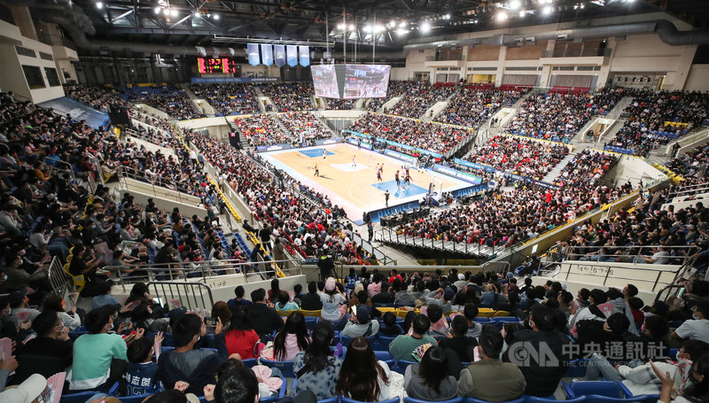 台灣職籃聯盟P. LEAGUE+(簡稱PLG)7日在台北和平籃球館進行台北富邦勇士隊與新竹街口攻城獅隊賽事,吸引7000名球迷進場,為支持的球隊加油打氣。中央社記者張新偉攝 110年3月7日