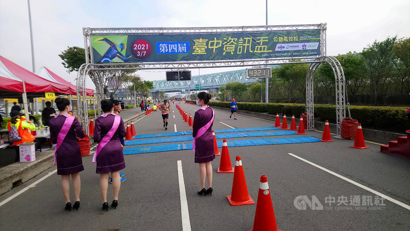 台中資訊盃路跑活動7日舉行,台中市消防局接獲通報,一名男性跑者在路跑過程中突然昏倒失去意識,緊急送醫救治,仍宣告不治。(民眾提供)中央社記者郝雪卿傳真 110年3月7日