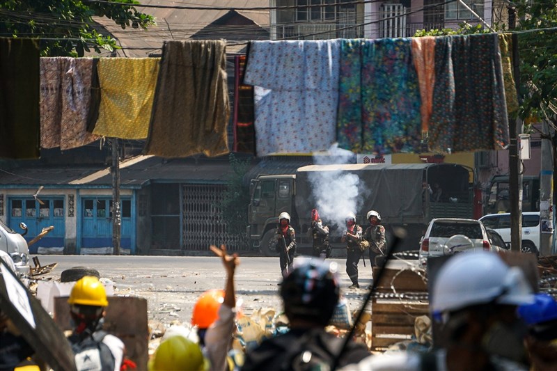 緬甸抗議軍事政變的民眾為拖延軍警追捕速度,把女性的筒裙甚至內衣橫過街頭成列高掛。按照緬甸傳統,男性從女性筒裙下方走過會招來厄運。(安納杜魯新聞社)