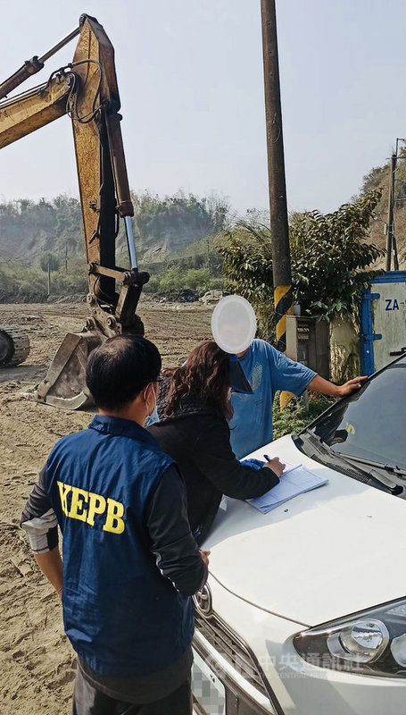 高雄市環保局長時間監控田寮區魚塭遭棄置廢棄物,7日再次查獲車輛棄置廢棄物,除依違反廢棄物清理法重罰新台幣30萬元,一併移送橋頭地檢署偵辦。(高市環保局提供)中央社記者侯文婷傳真 110年3月7日