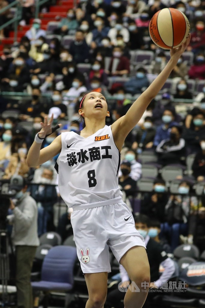 109學年度高中籃球聯賽(HBL)女子組冠軍戰7日在台北小巨蛋舉行,淡水商工韓汛攻下全隊最高的20分,率隊以76比51擊敗永仁高中,拿下隊史第11座冠軍。中央社記者王騰毅攝 110年3月7日