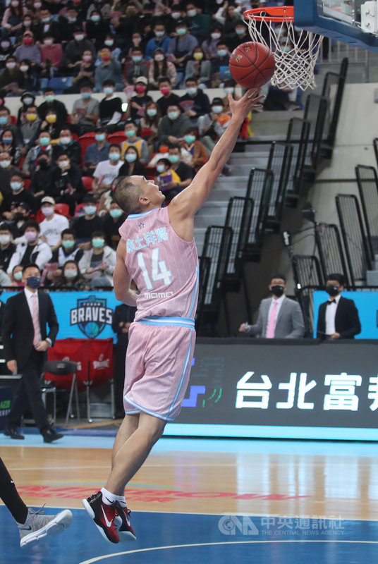 台灣職籃聯盟P. LEAGUE+(簡稱PLG)7日在台北和平籃球館進行台北富邦勇士隊與新竹街口攻城獅隊賽事,富邦勇士最終以109比105擊敗攻城獅,富邦蔡文誠(粉衣)拿下15分、4籃板、4助攻。中央社記者張新偉攝 110年3月7日