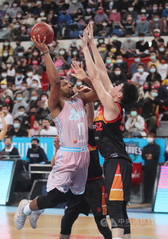 台灣職籃聯盟P. LEAGUE+(簡稱PLG)台北富邦勇士隊7 日與新竹街口攻城獅隊交手,富邦勇士最終以109比105 擊敗攻城獅,富邦洋將辛特力(Michael Singletary)(粉衣)拿下34分、14籃板。中央社記者張新偉攝 110年3月7日