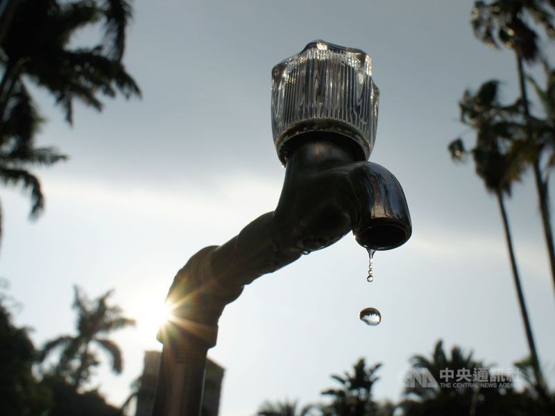 有關當局的水情會議24日登場,外界關注新竹縣市與台中市等地區是否進入紅燈區,民生用水必須「供5停2」,而近日中南部是否降雨成為關鍵。(中央社檔案照片)