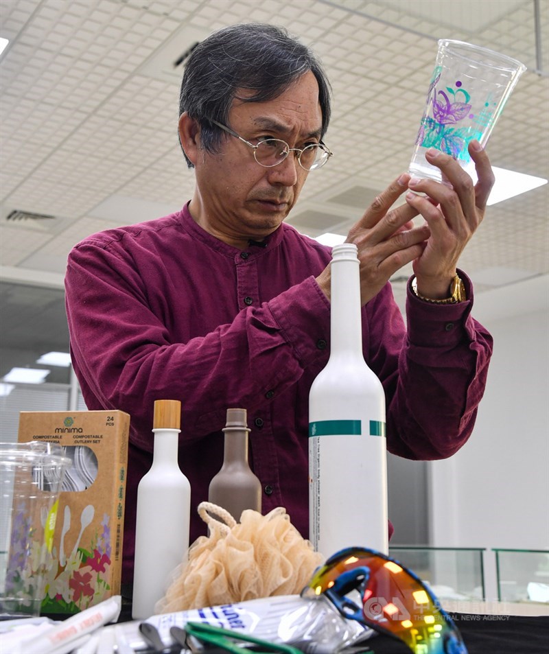 銘安科技董事長黃建銘是化工博士,因緣際會下創業,有機會驗證自己想法,發現只要挑選對的材料,微生物就願意捧場分解,讓使用過的塑膠製品在地球上消失。中央社記者鄭清元攝 110年3月7日