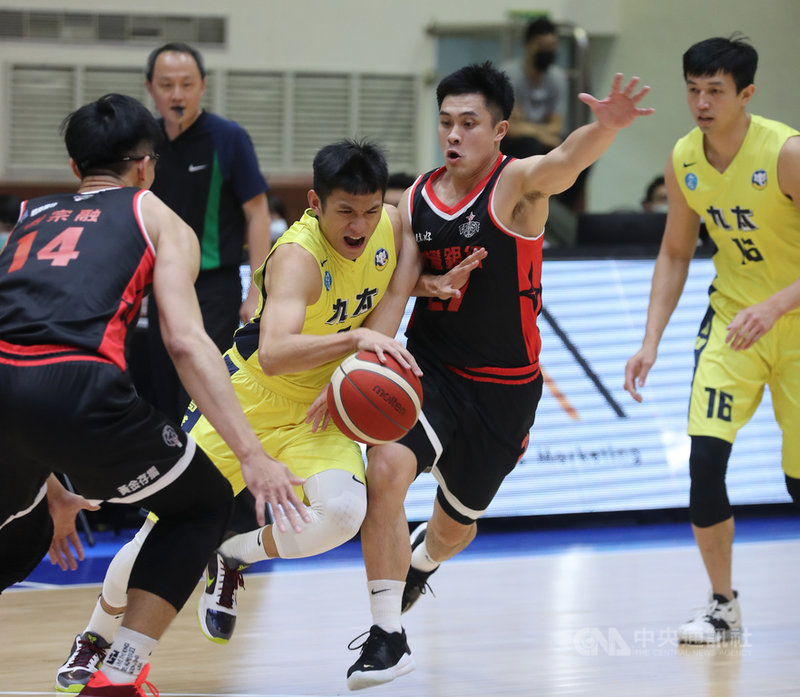第18季SBL超級籃球聯賽7日在板橋體育館進行高雄九太科技和台灣銀行賽事,終場九太以75比101敗給台銀。中央社記者張皓安攝 110年3月7日