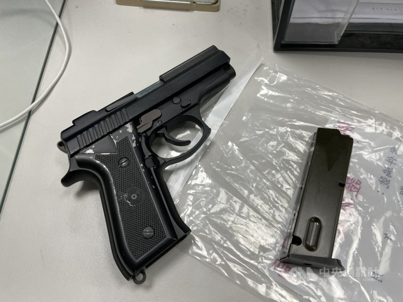 桃園市平鎮區7日凌晨發生KTV遭人連開22槍案件,桃園市警局平鎮分局在24小時內緝捕涉案鍾姓男子到案,並起出作案槍枝。(桃園市警局平鎮分局提供)中央社記者吳睿騏桃園傳真 110年3月8日