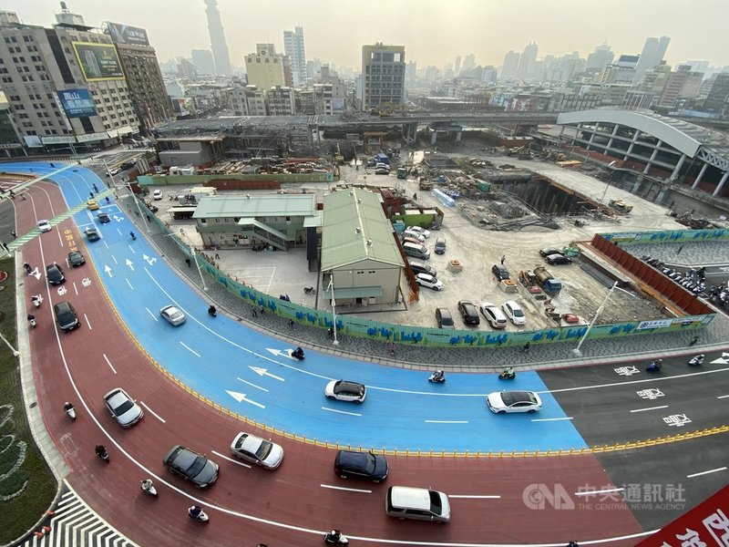 高雄中博高架橋引道拆除完畢,車流8日起改平面行駛站西路,也縫合了過去因為鐵路阻隔的街區紋理。中央社記者董俊志攝 110年3月8日