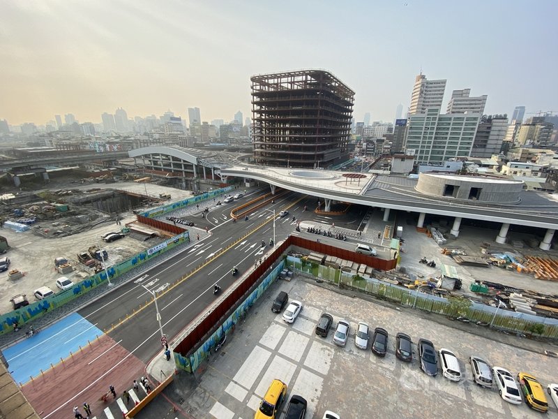 高雄市順利在9個工作天將中博高架橋拆除完畢,8日起連絡高雄車站南、北交通改走平面站西路。中央社記者董俊志攝 110年3月8日