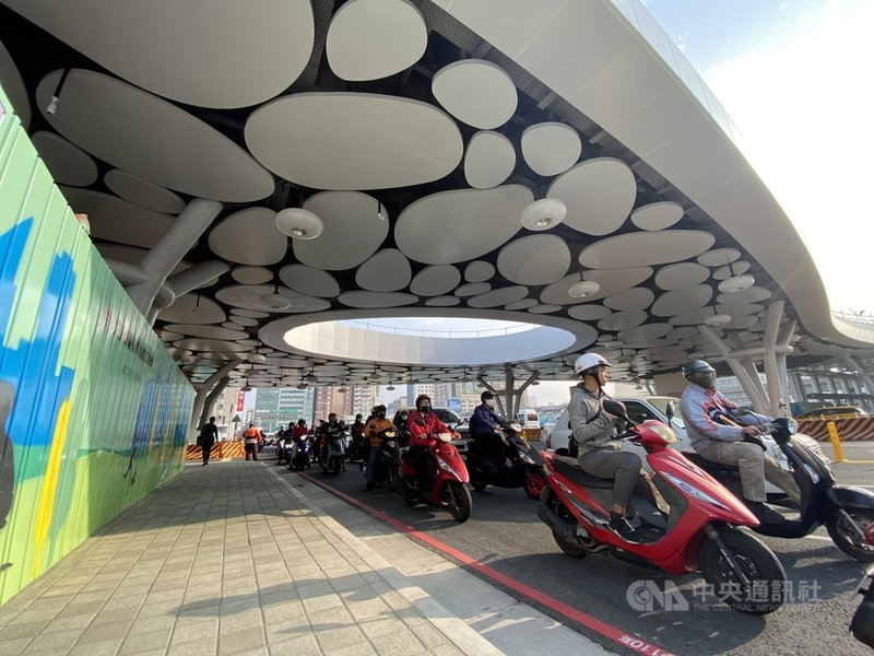 高雄車站臨時站西路8日開通,中博高架橋拆除後的高雄車站前、後站車流改雙向通行站西路。中央社記者董俊志攝 110年3月8日