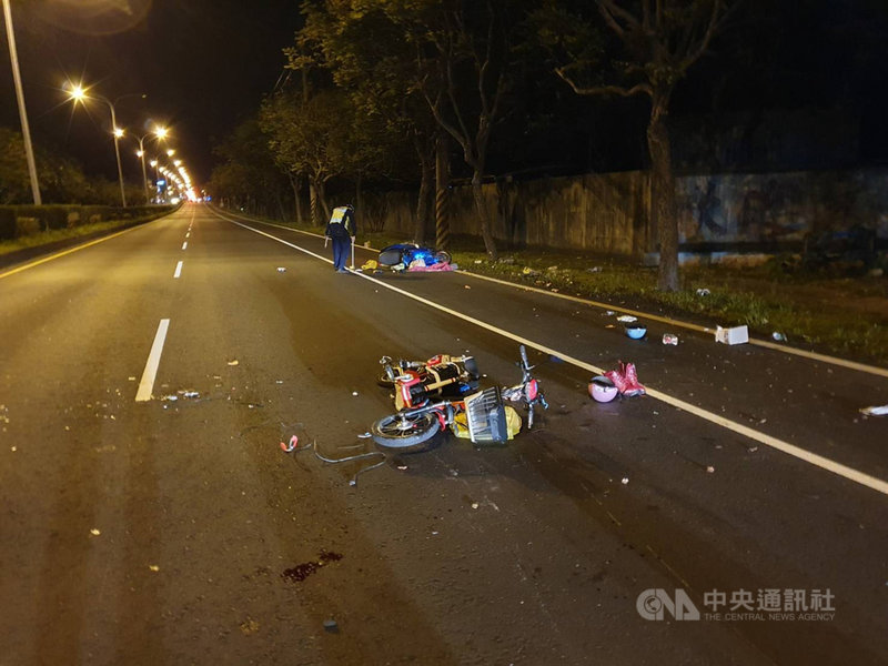 海巡署東部分署岸巡溫姓隊員7日晚間騎乘機車行經省道台9線180.5公里處北上車道,與前方菲籍男女所騎的無車燈電動自行車發生追撞車禍,溫男送醫急救不治。(花蓮縣警察局提供)中央社記者李先鳳傳真 110年3月8日