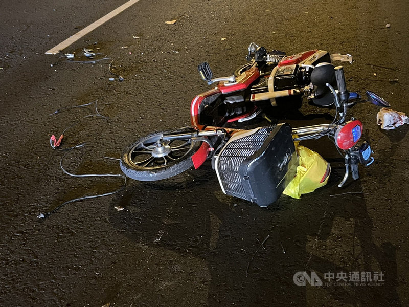 海巡署東部分署岸巡溫姓隊員7日晚間騎乘機車行經省道台9線180.5公里處北上車道,與前方菲籍男女騎的無車燈電動自行車發生車禍,溫男傷重不治。警方表示,由於電動自行車無車燈,懷疑因視線不良肇事。(花蓮縣警察局提供)中央社記者李先鳳傳真 110年3月8日