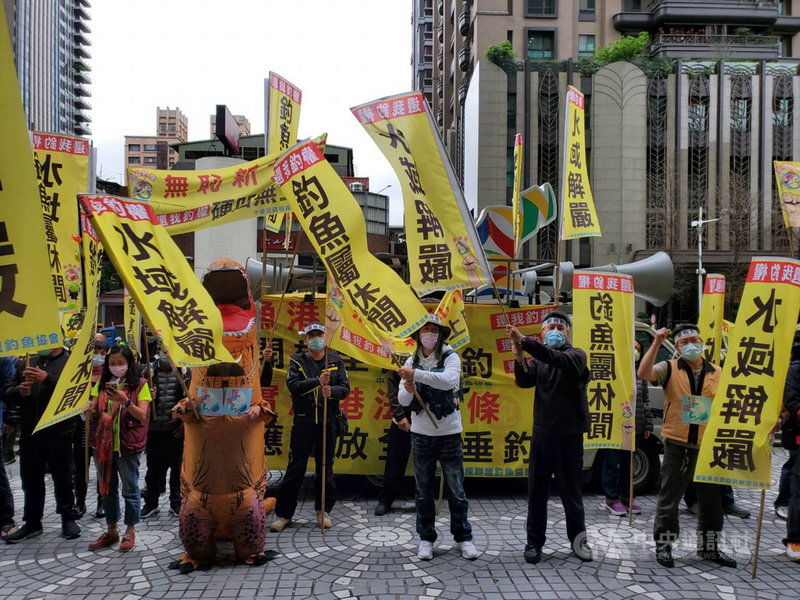 水上浮具暨免牌小船休憩發展協會等團體8日上午到新北市政府前進行「抗議新北市政府濫權水域戒嚴,漁港禁釣」行動,高舉標語陳情。中央社記者王鴻國攝 110年3月8日