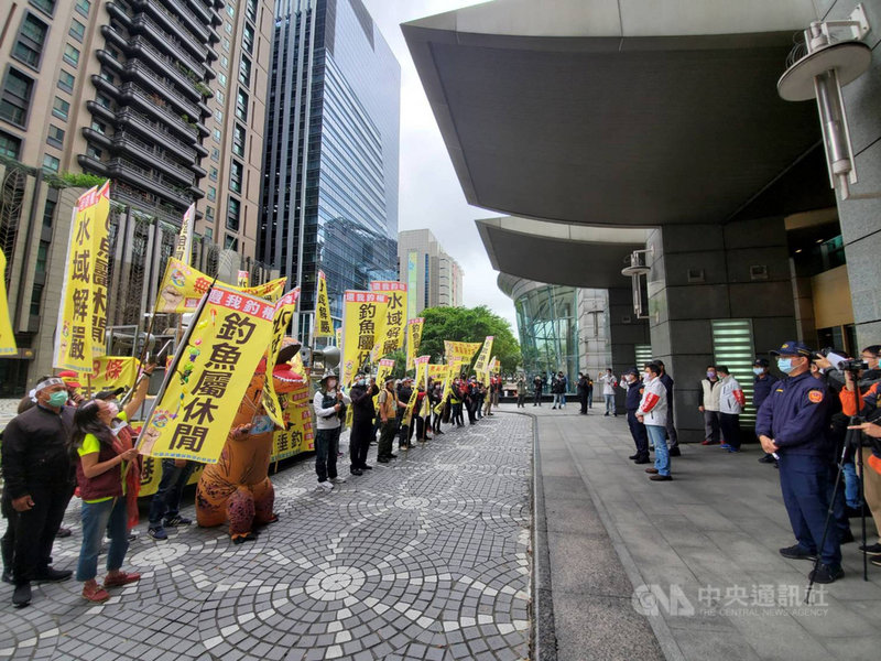 水上浮具暨免牌小船休憩發展協會等團體8日到新北市政府前陳情,抗議市府公告禁止民眾搭乘浮具出海釣魚。中央社記者王鴻國攝 110年3月8日