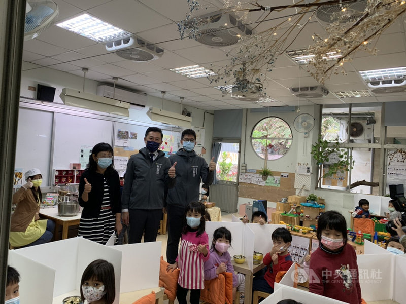 新竹市長林智堅(站立者後左2)8日到新竹市立新竹幼兒園視察學童午餐情形,並宣布發放1萬5000組防疫隔板給轄內公私立幼兒園,守護孩童健康。中央社記者魯鋼駿攝 110年3月8日