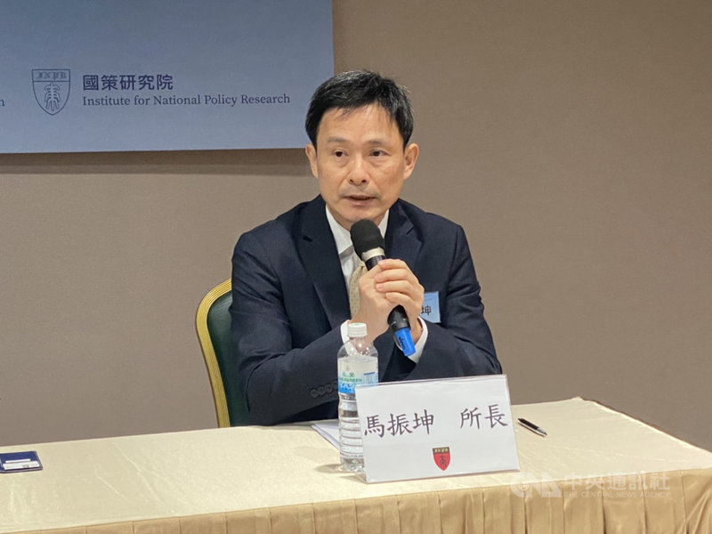 國防大學中共軍事事務研究所所長馬振坤8日上午在國家政策研究院舉辦的「中共兩會、兩強與兩岸」座談會指出,儘管美中台都表達沒有升級軍事衝突的意願,但台海周邊卻逐漸升起「惡性螺旋」,因此相關方面都要避免非意圖性的衝突。中央社記者賴言曦攝 110年3月8日