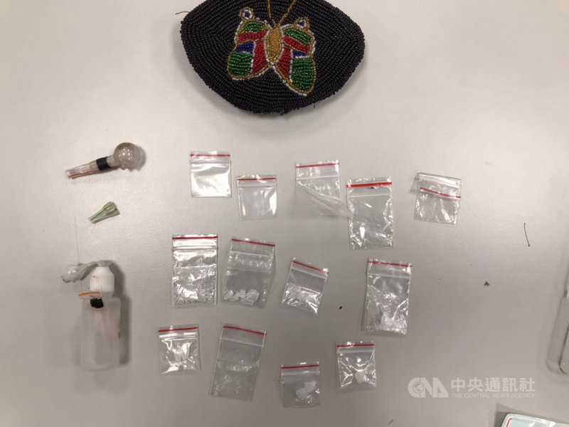 台北市派出所警員日前在大同區巡邏時,見一輛雙載機車形跡可疑,隨即上前盤查,未料29歲許姓男乘客趁隙逃逸,在追緝途中,有路過熱心女騎士協助載警追緝逮人並查獲毒品。圖為搜查後起出的贓證物。(翻攝照片)中央社記者黃麗芸傳真 110年3月8日