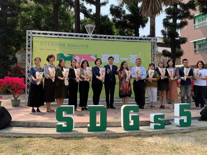 高雄市長官邸選在8日首開放並舉辦婦女節活動,市長陳其邁(左7)表示,高市內閣有12名女性首長,較去年增1倍達36%,未來也會推動保障婦女權益政策。中央社記者王淑芬攝 110年3月8日