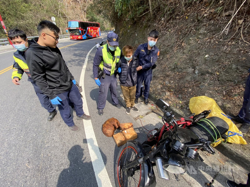 南投縣警察局仁愛分局員警近期發現一輛懸掛他車車牌的報廢重型機車經常停在合歡山停車場,下山時後座就出現不明方形貨物,懷疑騎士為山老鼠,7日圍捕查獲一名失聯移工(右2)及紅檜、毒品。(仁愛警分局提供)中央社記者蕭博陽南投縣傳真 110年3月8日