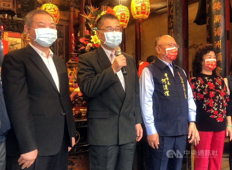 內政部長徐國勇(左2)8日前往嘉義縣新港奉天宮參拜,特地祈求媽祖可以讓台灣天降甘霖,相信水情很快就可以獲得改善。中央社記者黃國芳攝 110年3月8日