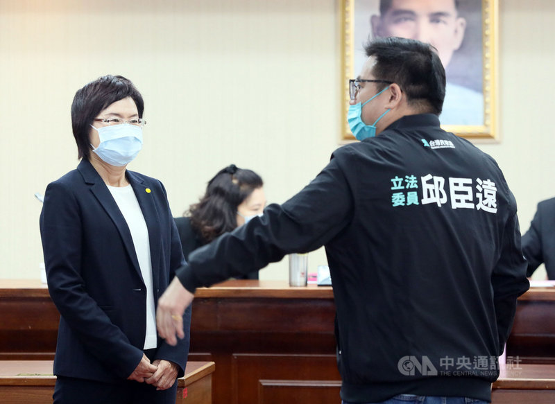 立法院8日舉行召集委員選舉,交通委員會部分,由於民進黨立法院黨團支持台灣民眾黨立法院黨團,經票選,本會期交通委員會召委由民進黨立委陳素月(左)、民眾黨立委邱臣遠(右)當選。中央社記者郭日曉攝 110年3月8日