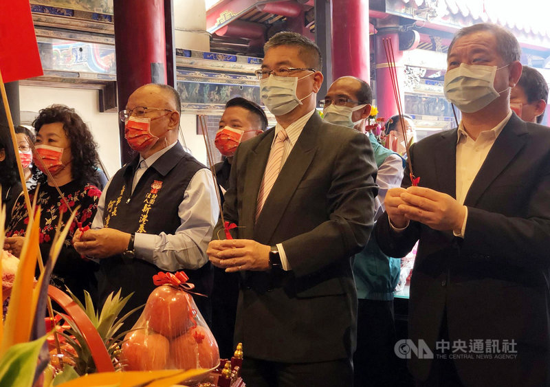 內政部長徐國勇(前右2)8日前往嘉義縣新港奉天宮參拜,特地祈求媽祖保祐台灣風調雨順、國泰民安。中央社記者黃國芳攝 110年3月8日