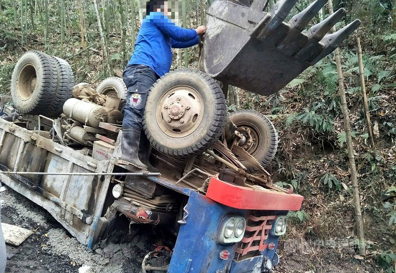 嘉義縣阿里山鄉豐山村一處農路7日發生混凝土搬運車翻覆意外,駕駛劉姓男子被壓在車下方,發現時明顯死亡,檢警8日研判死者疑操作不慎,且路面坡度陡又窄釀成意外。(嘉義縣消防局提供)中央社記者黃國芳傳真 110年3月8日
