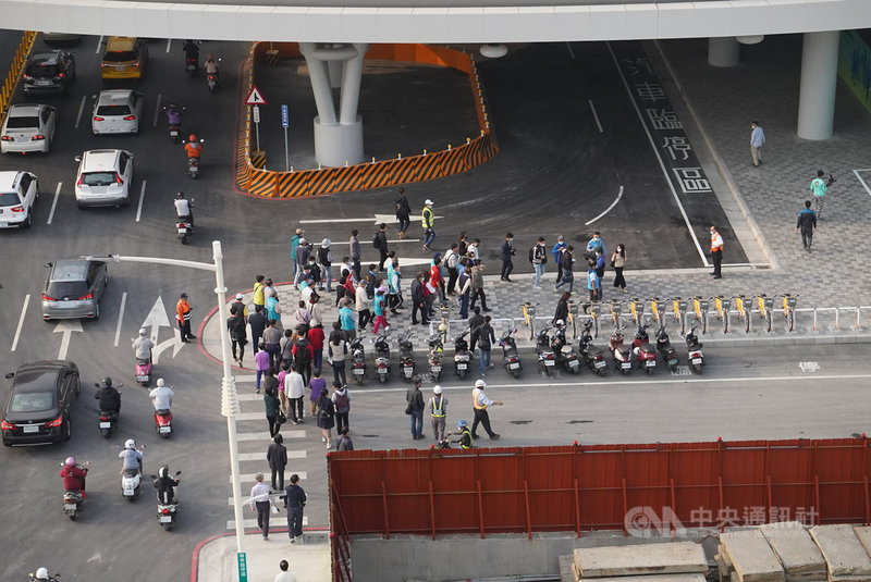 高雄中博高架橋引道拆除,車流8日起改平面行駛站西路,沿路路口有人員及警力崗哨導引說明,讓民眾可快速找到動線。中央社記者董俊志攝 110年3月8日