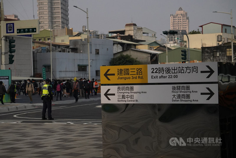 高雄車站臨時站西路8日開通,中博高架橋拆除後的高雄車站前、後站車流改雙向通行站西路,沿路路口有人員及警力崗哨導引說明,交通局也呼籲用路人依現場牌面指示行車,以維交通安全。中央社記者董俊志攝 110年3月8日