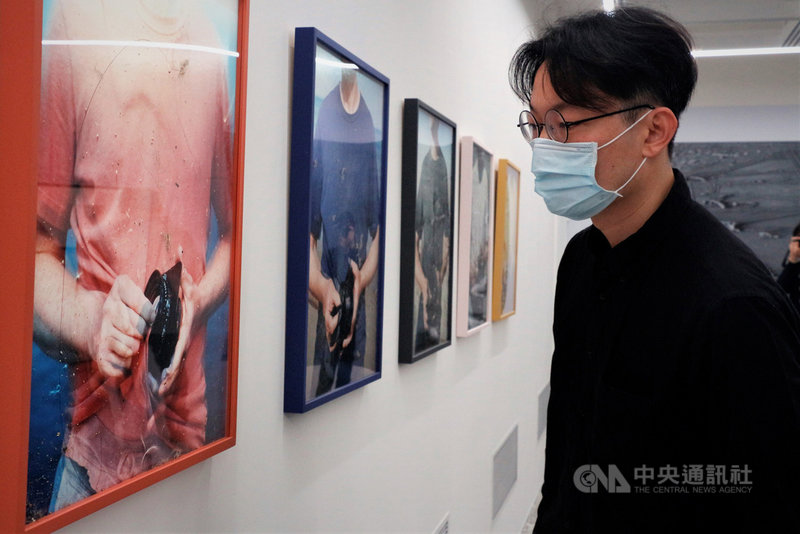 國家攝影文化中心台北館8日舉行首檔國際展「塵與時:從宇宙到居所」開箱記者會,搶先亮相國際知名攝影家的作品,Lightbox攝影圖書室創辦人曹良賓到場觀賞。中央社實習記者江愷庭攝 110年3月8日