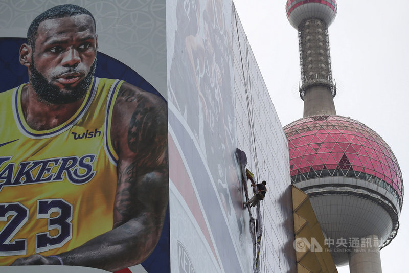中國官媒央視體育台8日未如外傳恢復轉播NBA明星賽。圖為2019年10月,NBA上海賽事臨時喊停時,工作人員撤下大樓外的巨幅海報。(中新社提供)中央社記者沈朋達上海傳真 110年3月8日