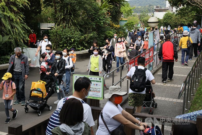 台北市觀傳局表示,清明連假將重新上架旅遊警示燈號,且正在規劃新版人工智慧燈號,最快6月上線。圖為二二八連假台北市立動物園人潮。(中央社檔案照片)
