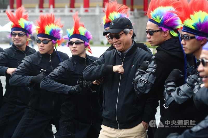 客家委員會與紙風車劇團攜手,新作「雨馬」本週將在兩廳院藝文廣場演出,象徵祝福與希望的雨馬8日正式亮相,藝術監製小野(前左4)出席分享創作理念。中央社記者王騰毅攝 110年3月8日