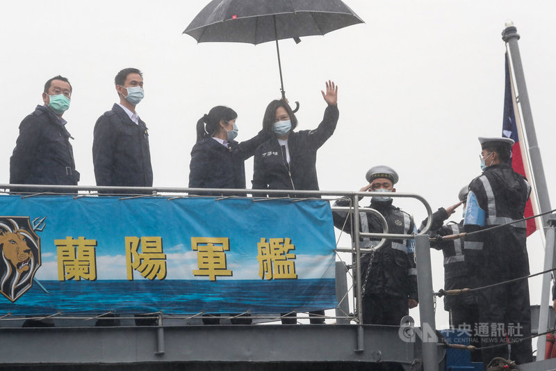 總統蔡英文(左4)8日前往基隆視導「海軍131艦隊」,蔡總統登艦並揮手致意。中央社記者吳家昇攝 110年3月8日