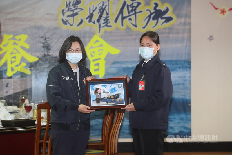 總統蔡英文(左)8日前往基隆視導「海軍131艦隊」,官兵特別製作塔江軍艦Q版畫像送給蔡總統。中央社記者吳家昇攝 110年3月8日