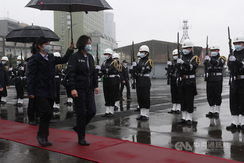 總統蔡英文(前左2)8日前往基隆視導「海軍131艦隊」,蔡總統表示,131艦隊平常監控共艦及東引、馬祖運補護航,責任相當重大,要求未來要提升三軍聯戰能量,達到重層嚇阻戰略目標。中央社記者吳家昇攝 110年3月8日