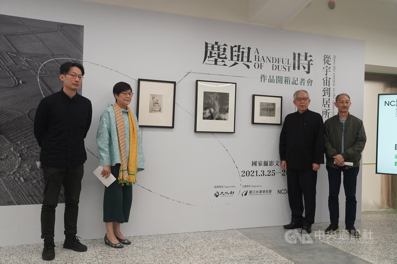 國家攝影文化中心台北館8日舉行首檔國際展「塵與時:從宇宙到居所」開箱記者會,國美館館長梁永斐(右2)、前中華攝影文化協進會理事長全會華(右)、高雄大學工藝與創意設計學系專任副教授侯淑姿(左2)與Lightbox攝影圖書室創辦人曹良賓(左)到場見證。中央社記者徐肇昌攝 110年3月8日