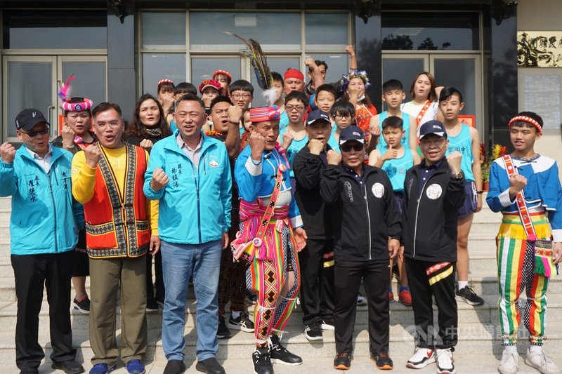 全國原住民族運動會19日在宜蘭登場,金門縣是首次參賽,由金門縣台灣原住民協進會理事長林忠義(前左4)帶隊出征,8日與縣長楊鎮浯(前左3)等人合影。中央社記者黃慧敏攝 110年3月8日