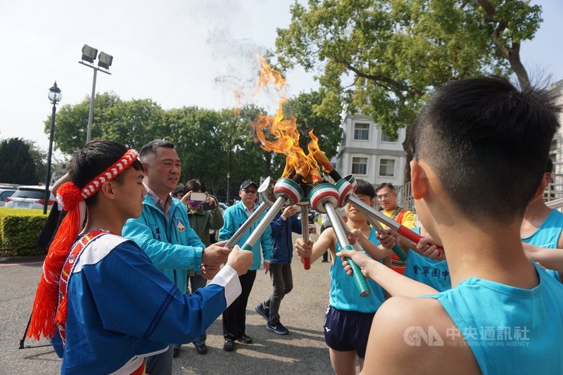 全國原住民族運動會將於19日在宜蘭登場,大會聖火8日抵達金門,由縣長楊鎮浯(左2)迎接並點燃,再傳遞給學生。中央社記者黃慧敏攝 110年3月8日