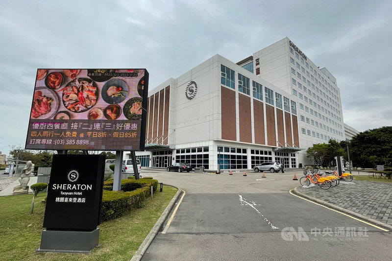 搶攻散客觀光旅遊商機,桃園市政府計劃針對自由行旅客推出補助方案;桃園喜來登酒店表示,若有政府的補助加持,確實會有不少助益,業者樂觀其成,目前飯店也已著手配合設計超值專案。中央社記者吳睿騏桃園攝 110年3月8日