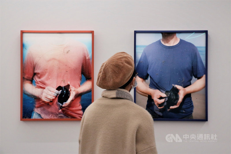 國家攝影文化中心台北館將於4月19日正式開幕,首檔國際展規劃「塵與時:從宇宙到居所」特展,8日舉行記者會,搶先開箱國際知名攝影家的精彩作品。中央社實習記者江愷庭攝 110年3月8日
