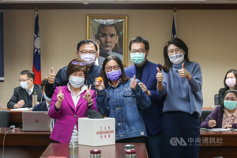 立法院8日進行各常設委員會召集委員選舉,立法院社會福利及衛生環境委員會部分,最後抽籤由國民黨立委陳玉珍(前中)及民進黨立委陳瑩中籤當選召委,陳玉珍開心與同黨立委合影。中央社記者裴禛攝 110年3月8日