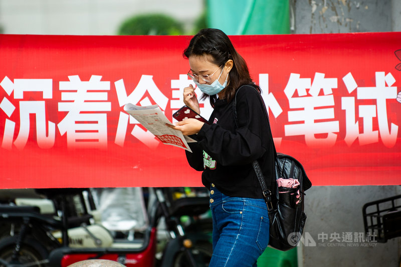 中國的公務員考試有35歲門檻,近年來許多就業單位以此為由,拒絕35歲以上求職者。2021年兩會有全國人大代表呼籲官方取消國家公務員報考的年齡限制,帶頭消除職場年齡歧視。圖為2020年8月在山西太原,參加公務員考試的考生準備進入考場。(中新社提供)中央社 110年3月8日