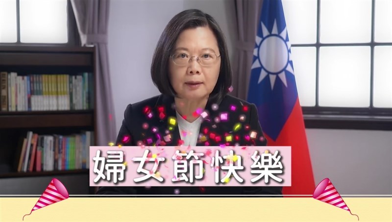 總統蔡英文8日祝福每一位姊妹婦女節快樂;她提到,每次在各個專業崗位上,看到認真堅毅、散發光采的女性,她都由衷感到高興。(圖取自facebook.com/tsaiingwen)