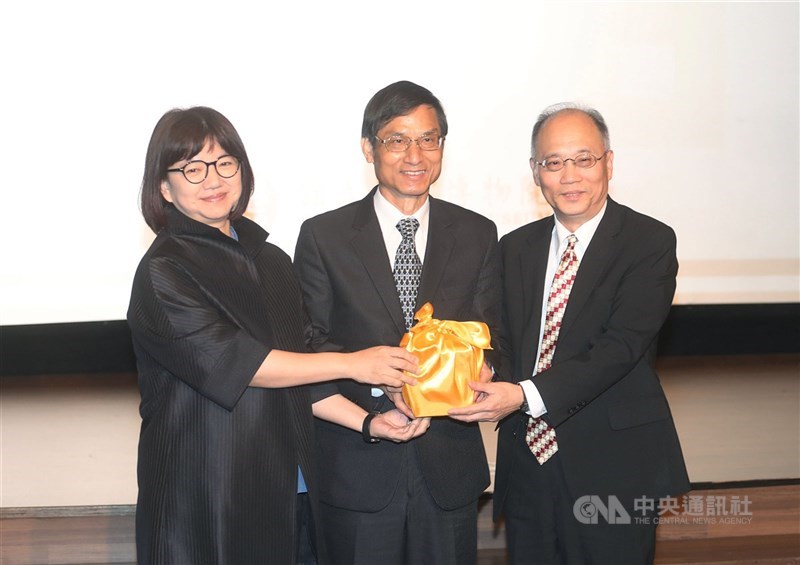 文化部政務次長將由前故宮副院長李靜慧(左)接任。圖為2019年2月14日故宮舉辦院長交接典禮,由政務委員林萬億(中)擔任監交人,代理故宮院長兼副院長李靜慧將印信交給新任故宮院長吳密察(右)。(中央社檔案照片)