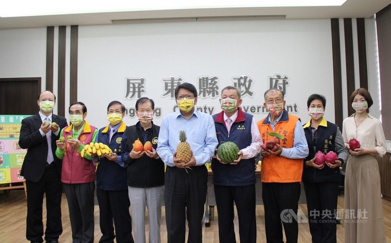 屏東縣政府邀請宗教團體共同發起「屏東我罩您」公益活動,獲6大宮廟響應,集資新台幣520萬元慨捐200萬片口罩,並邀旅美設計師江孟芝(右1)以屏東7款水果設計圖案,8日舉行捐贈儀式,縣長潘孟安(中)等人出席。(屏東縣政府提供)中央社記者郭芷瑄傳真 110年3月8日