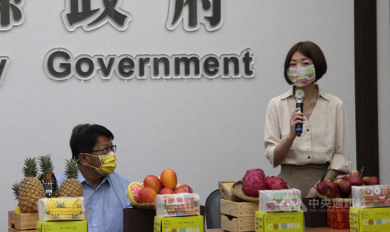 屏東縣政府邀請宗教團體共同發起「屏東我罩您」公益活動,獲6大宮廟響應,集資新台幣520萬元慨捐200萬片口罩,並特別邀請旅美設計師江孟芝(右)設計,與「國家口罩隊」南六公司合作,生產7款專屬屏東的水果口罩。(屏東縣政府提供)中央社記者郭芷瑄傳真 110年3月8日