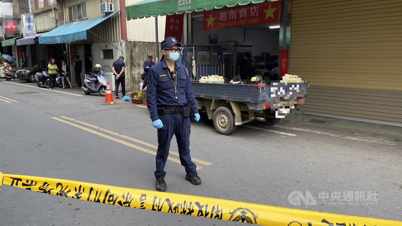 南投縣埔里鎮8日發生凶殺案,黃姓男子疑不滿越南籍阮姓女子提分手,雙方在阮女經營的商店談判起糾紛,黃男持刀刺阮女多刀致死,犯案後也喝農藥輕生,全案由南投縣警察局埔里分局調查中。(民眾提供)中央社記者蕭博陽南投縣傳真 110年3月8日