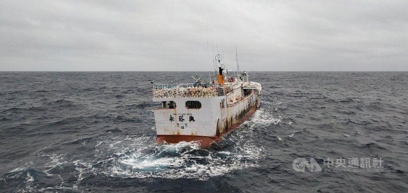 蘇澳籍漁船「永裕興18號」109年底在中途島海域失聯,船雖已尋獲但船員至今仍失聯;經2個多月拖帶,預計8日下午1時許抵蘇澳港,檢方將指揮調查船體受損原因。圖為1月11找到漂流中的「永裕興18號」。(漁業署提供)中央社記者王朝鈺傳真 110年3月8日